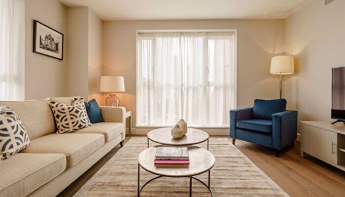 2 Bedroom Flat To Rent In Circus Apartments, Westferry Circus, Canary Wharf, London, E14