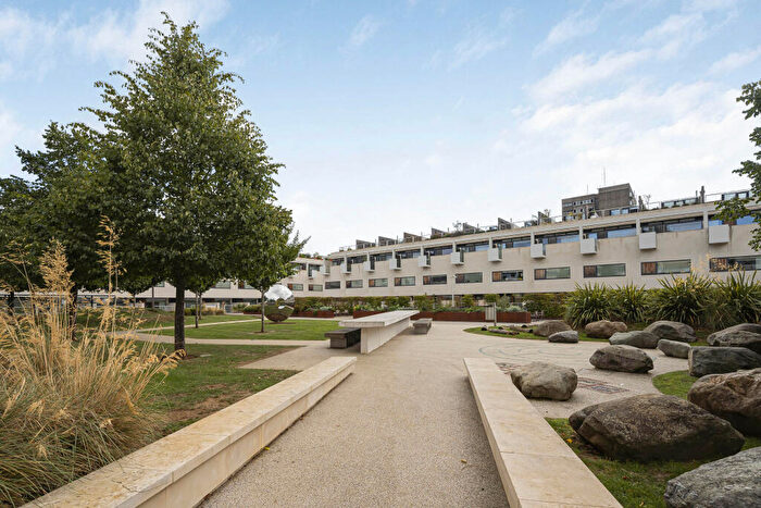 2 Bedroom Flat For Sale In Gabriel Square, St. Albans, Hertfordshire, AL1
