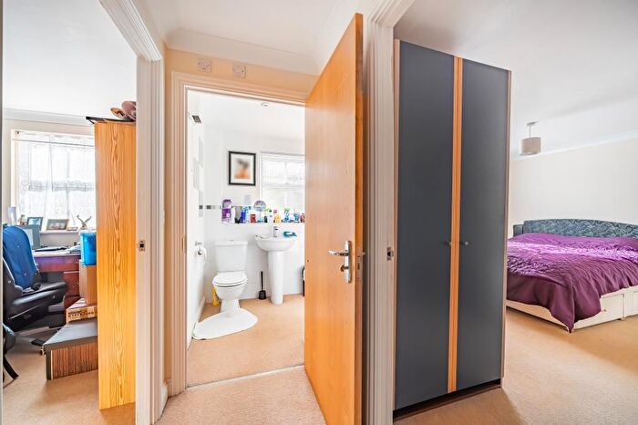 2 Bedroom Flat For Sale In Swindon, Wiltshire, SN25