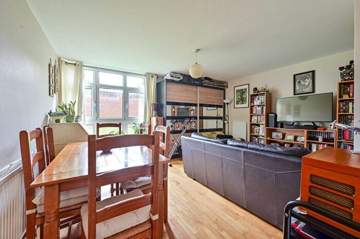 3 Bedroom Flat For Sale In Woking Close, Putney, London, SW15