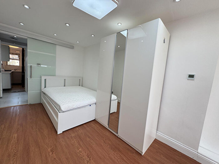 Semi Detached House To Rent In Lingfield Crescent, Welling, SE9