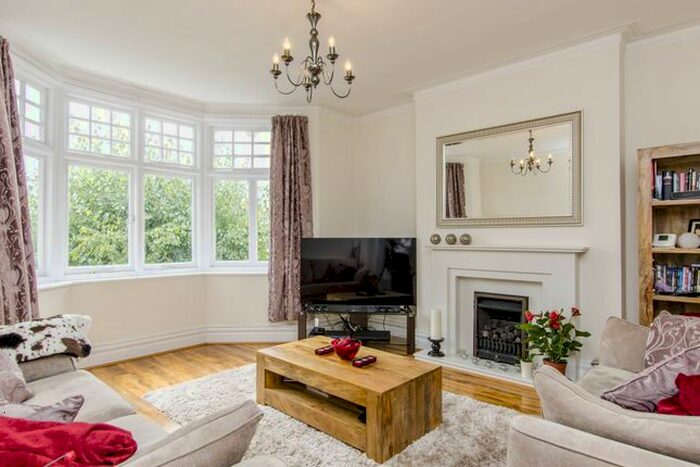 2 Bedroom Flat To Rent In Boileau Road, North Ealing, London, W5