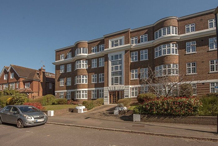 2 Bedroom Flat To Rent In The Downs, London, SW20