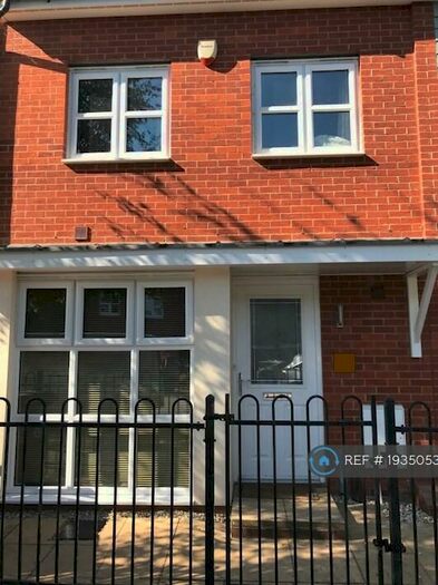 3 Bedroom Terraced House To Rent In Dariel Close, Slough, SL1