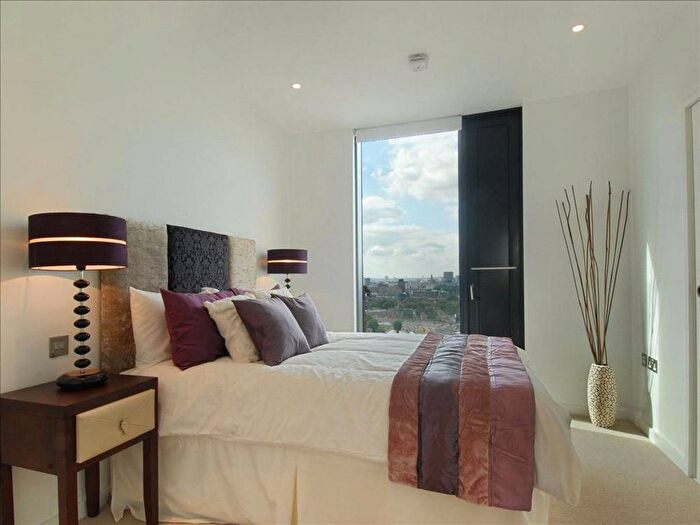 2 Bedroom Flat To Rent In Walworth Road, Elephant And Castle, London, SE1