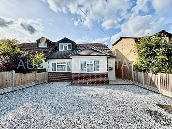 4 Bedroom Semi-detached Bungalow For Sale In Field View Road, Potters Bar, EN6