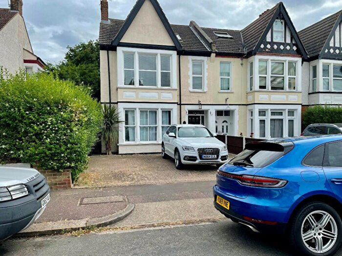 2 Bedroom Flat To Rent In Finchley Road, Westcliff-On-Sea, Essex, SS0