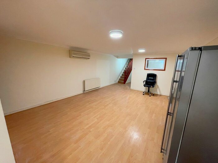 3 Bedroom Flat To Rent In Plumstead High Street, London, SE18