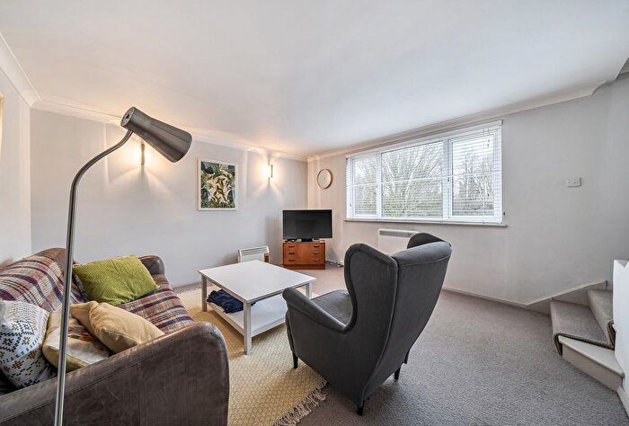 2 Bedroom Maisonette For Sale In Emmanuel Road, London, SW12