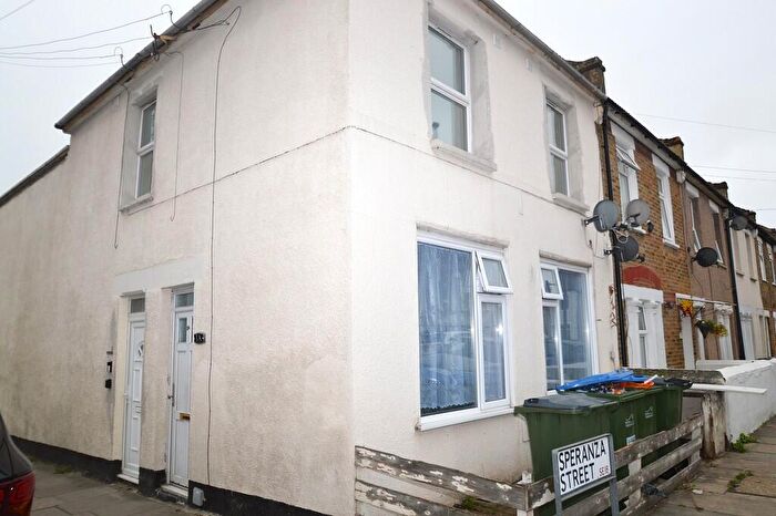 2 Bedroom Flat To Rent In Speranza Street, London, SE18