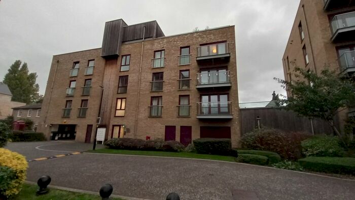 2 Bedroom Flat To Rent In Willow Avenue, Uxbridge, UB9