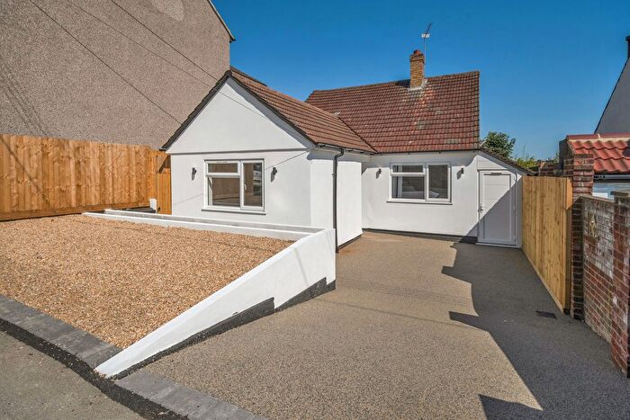 4 Bedroom Bungalow For Sale In Plantation Road, Hextable, Swanley, BR8
