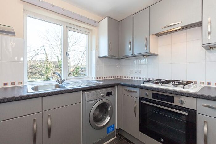 2 Bedroom Flat To Rent In Linacre Court, Headington, OX3