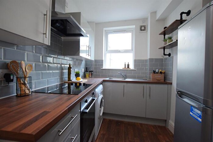 12 Bedroom End Of Terrace House To Rent In Unity Square - Bed Student House - /, LN2