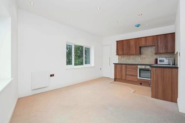 1 Bedroom Flat To Rent In Rosemount Avenue, West Byfleet, Surrey KT14