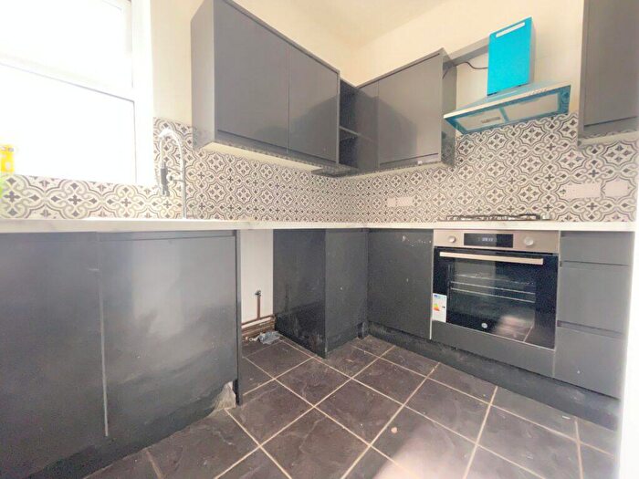 3 Bedroom Flat To Rent In Duplex Flat, Harehills Lane, Leeds, LS9