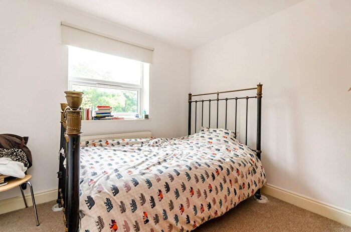 2 Bedroom Flat To Rent In Central Hill, Crystal Palace, London, SE19