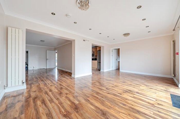 4 Bedroom Semi-Detached House For Sale In Cippenham Lane, Slough, SL1