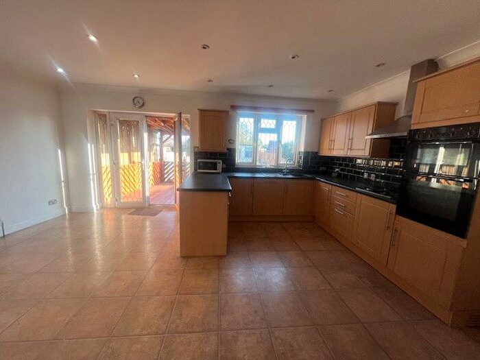 6 Bedroom Detached House To Rent In Chestnut Avenue, Hornchurch, RM12