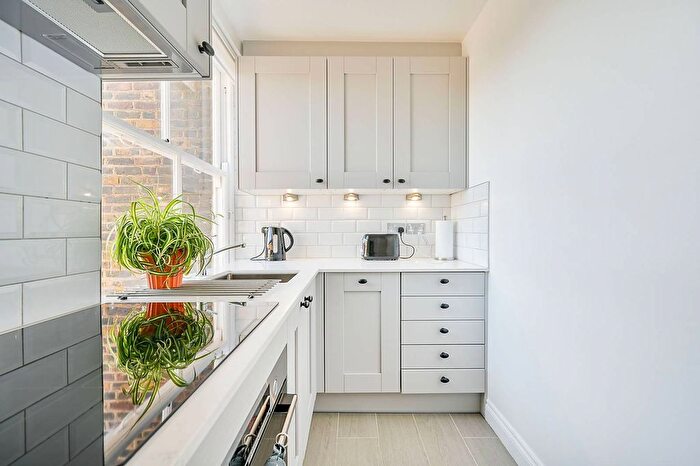 2 Bedroom Flat To Rent In Bolingbroke Road, Brook Green, London, W14