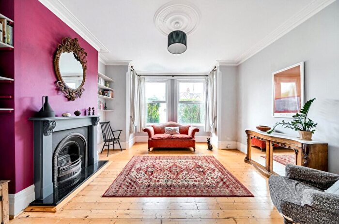 2 Bedroom Apartment For Sale In Colney Hatch Lane, London, N10