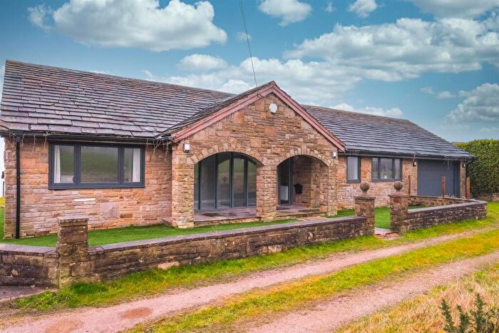 4 Bedroom Detached Bungalow To Rent In Higgin Lane, Halifax, HX3