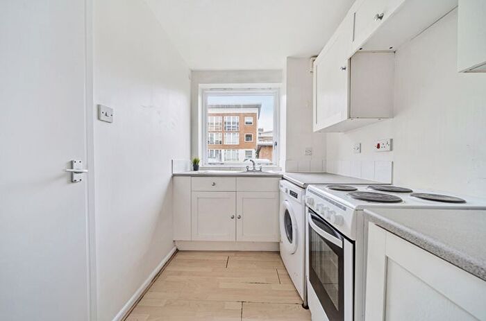 1 Bedroom Flat For Sale In Felixstowe Court, Galleons Lock, E16