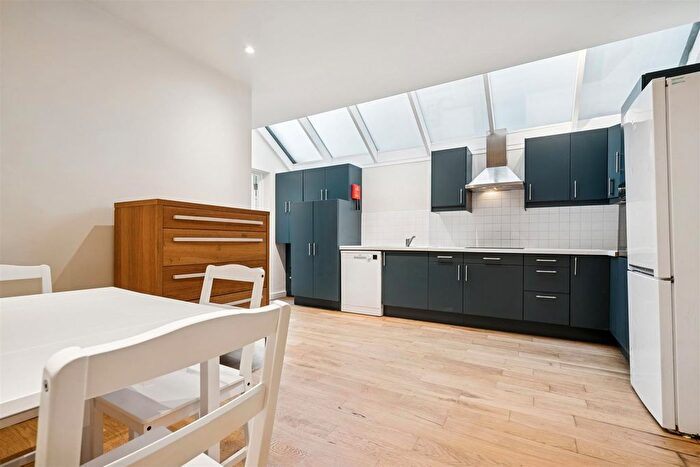 3 Bedroom Flat To Rent In Hubert Grove, London, SW9