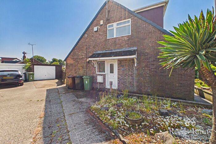 3 Bedroom Semi-Detached House To Rent In Foster Close, Morley, Leeds, West Yorkshire, LS27
