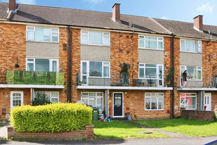 2 Bedroom Flat For Sale In Coleridge Crescent, Slough, SL3