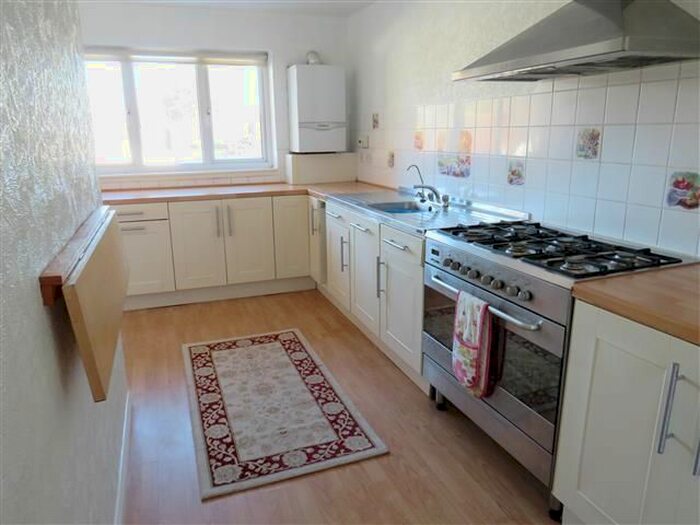2 Bedroom Flat To Rent In Chapel Road, Smallfield, Horley RH6