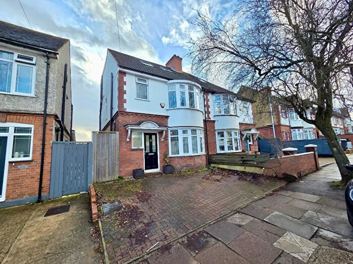 5 Bedroom Semi-Detached House For Sale In Alexandra Avenue, Luton, Bedfordshire, LU3