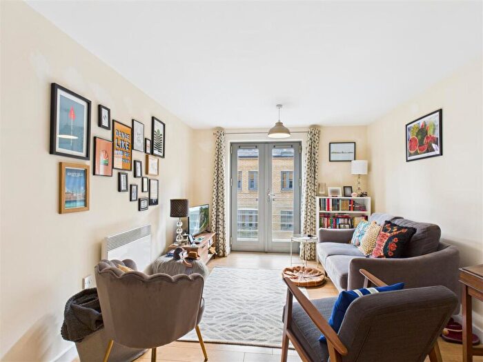 2 Bedroom Flat For Sale In Coopers Yard, Paynes Park, Hitchin, SG5