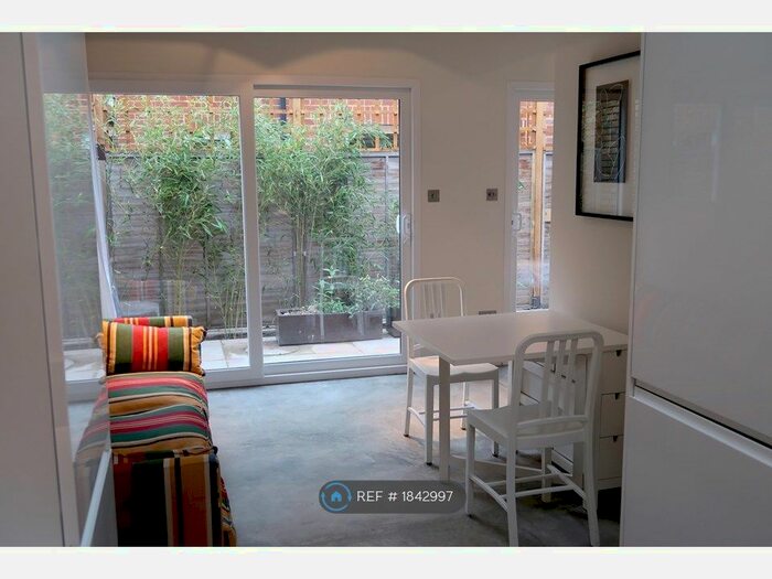 2 Bedroom Flat To Rent In Latchmere Road, London, SW11