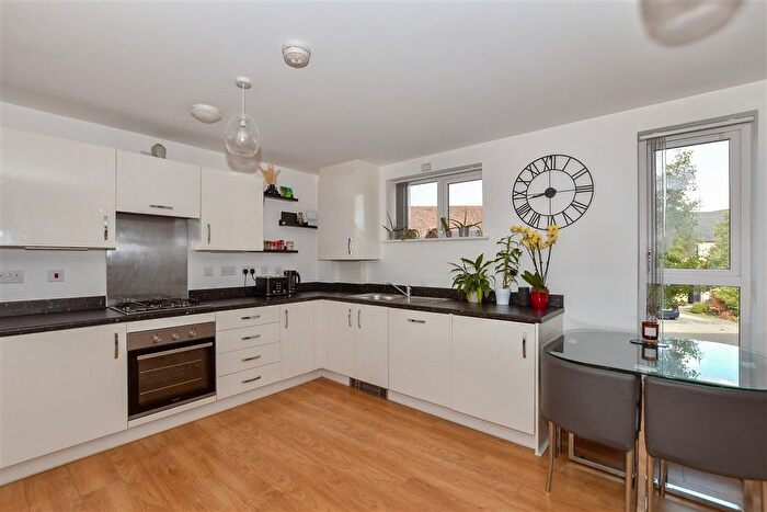 2 Bedroom Flat For Sale In Hawley Drive, Leybourne, West Malling, Kent, ME19