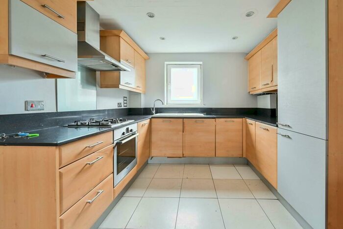 2 Bedroom Flat To Rent In Lytham Street, Bermondsey, London, SE17