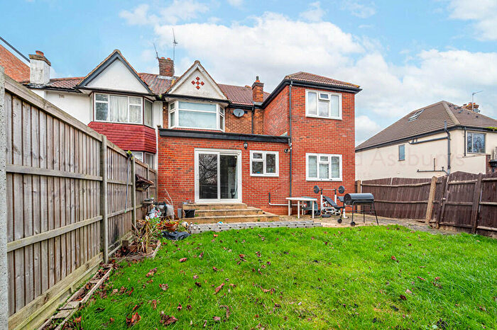 3 Bedroom Apartment To Rent In Cleveland Gardens, Cricklewood, London, NW2