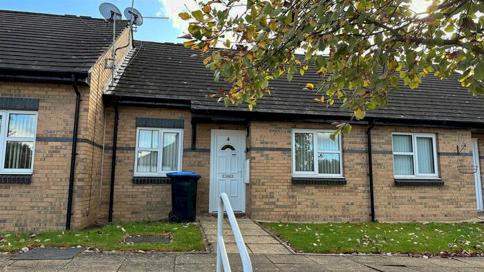 2 Bedroom Semi-Detached Bungalow To Rent In Farm Hill Road, Idle, Bradford, BD10