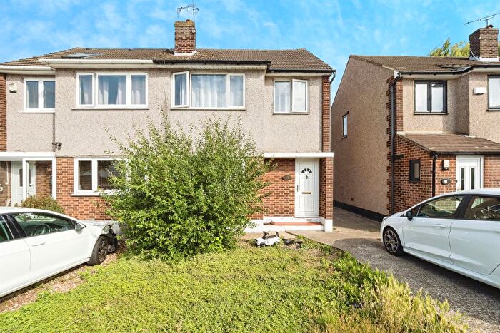 3 Bedroom Semi-Detached House For Sale In Eastwood Drive, Rainham, RM13