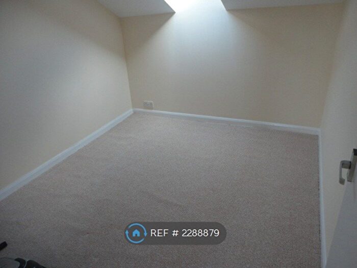 2 Bedroom Flat To Rent In Charwood Road, Wokingham, RG40