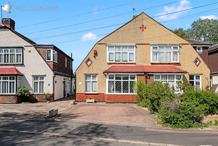 3 Bedroom Chalet For Sale In Wandleside, Wallington, SM6