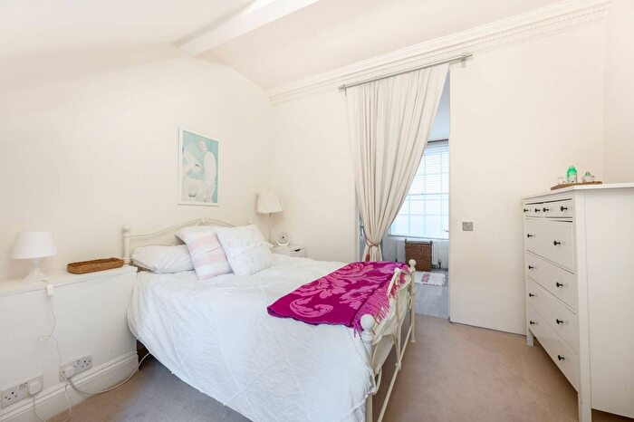 2 Bedroom Maisonette To Rent In St Anns Road, Holland Park, London, W11