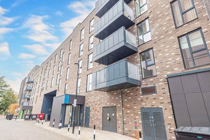 2 Bedroom Apartment For Sale In Windsor Road, Slough, SL1