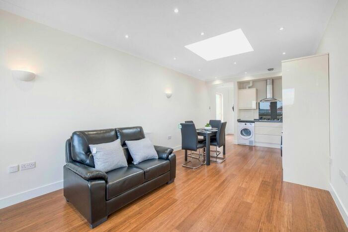 1 Bedroom Flat To Rent In Newark Street, London, E1