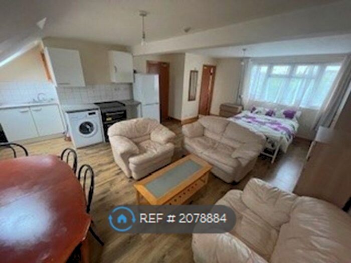 Studio To Rent In Berkshire Gardens, London, N13