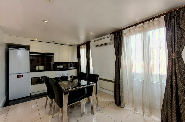 Studio To Rent In Upper Tachbroook Street, Pimlico, London, SW1V