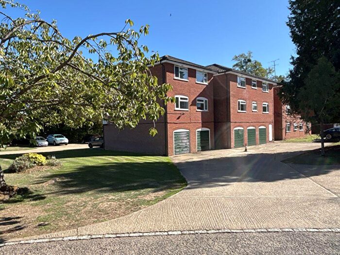 2 Bedroom Apartment For Sale In Cobblers Close, Farnham Royal, SL2