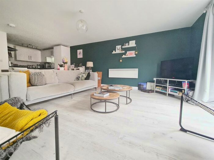 3 Bedroom Flat To Rent In Bridewell Lane, Kettering, NN16