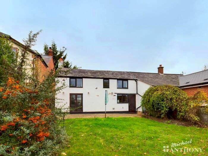 2 Bedroom Cottage For Sale In Bicester Road, Kingswood, Aylesbury HP18