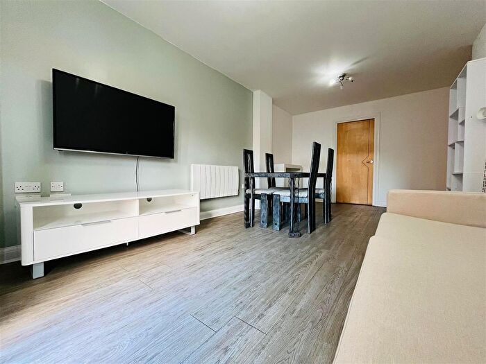 2 Bedroom Flat To Rent In Newhall Court, George Street, Birmingham, B3